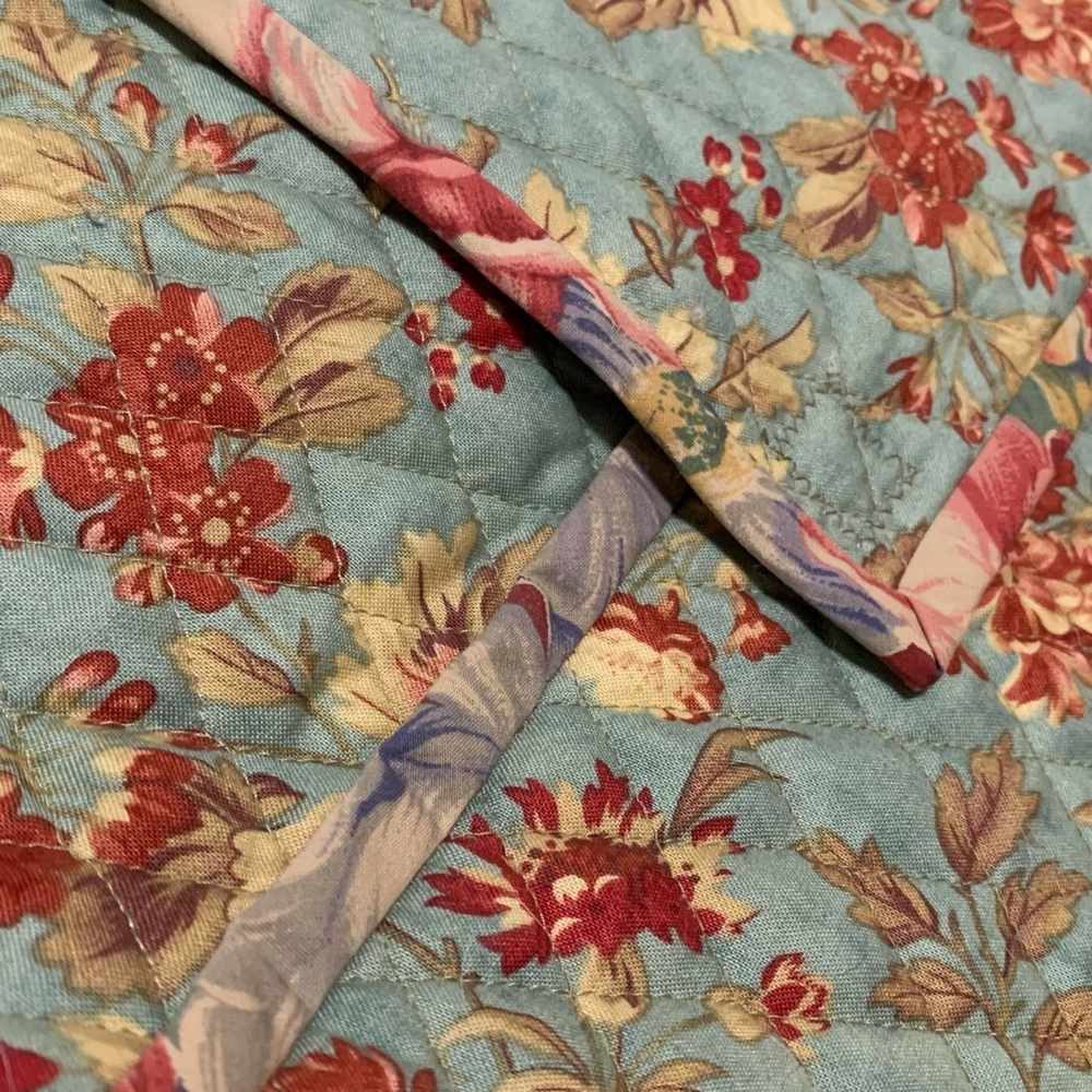Floral Quilted Shoulder Bag - Picture 2 of 8